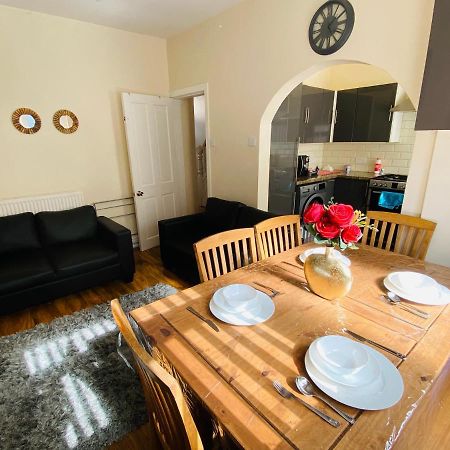 Entire 4 Bedroom House - Ev Point & Free Parking Liverpool Buitenkant foto