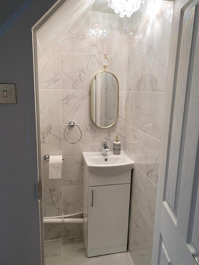 Entire 4 Bedroom House - Ev Point & Free Parking Liverpool Buitenkant foto