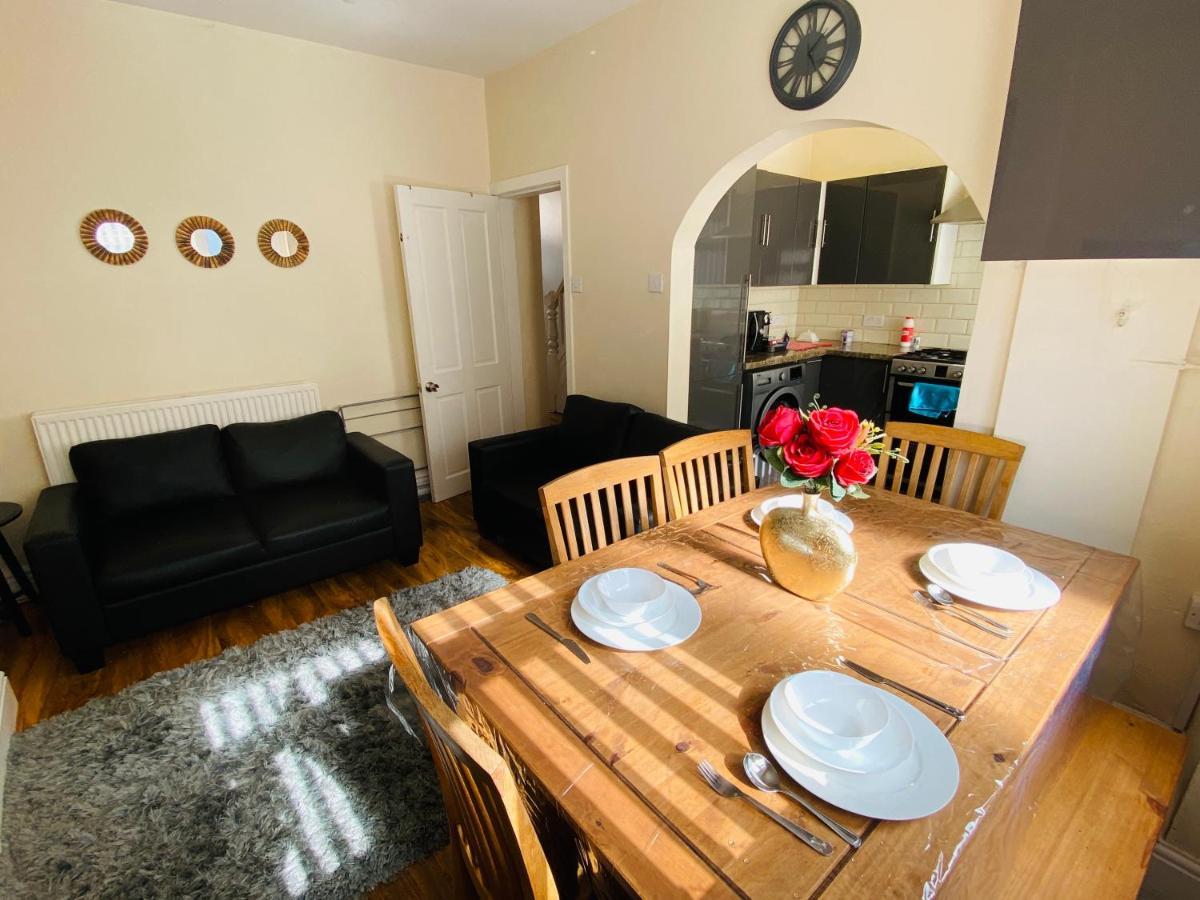 Entire 4 Bedroom House - Ev Point & Free Parking Liverpool Buitenkant foto
